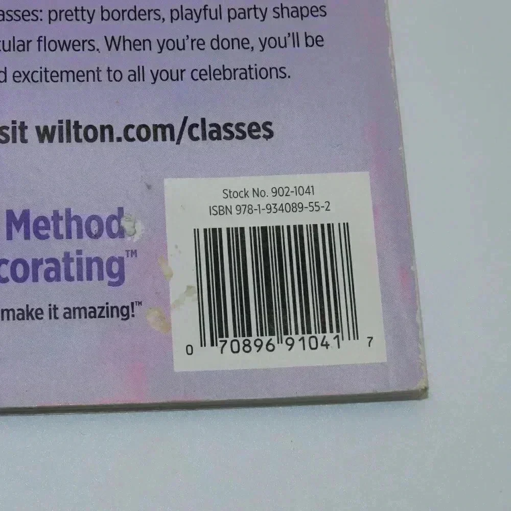 Wilton Cupcakes Book 2012 Featuring 320 Amazing Cupcakes Designs For You To Make
